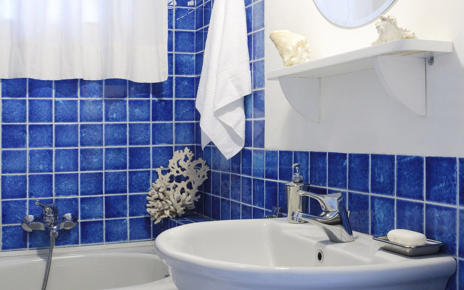 Blue-tile-Bathroom_designs11 Blue Tiles Bathroom designs