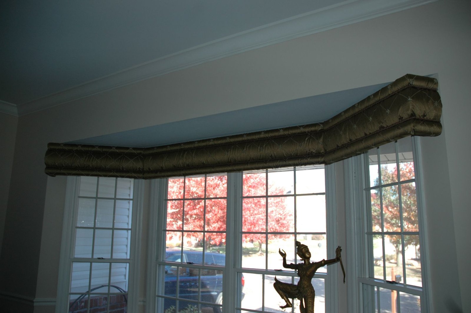 bay-window-cornice Different Ideas for Dressing Bay Windows