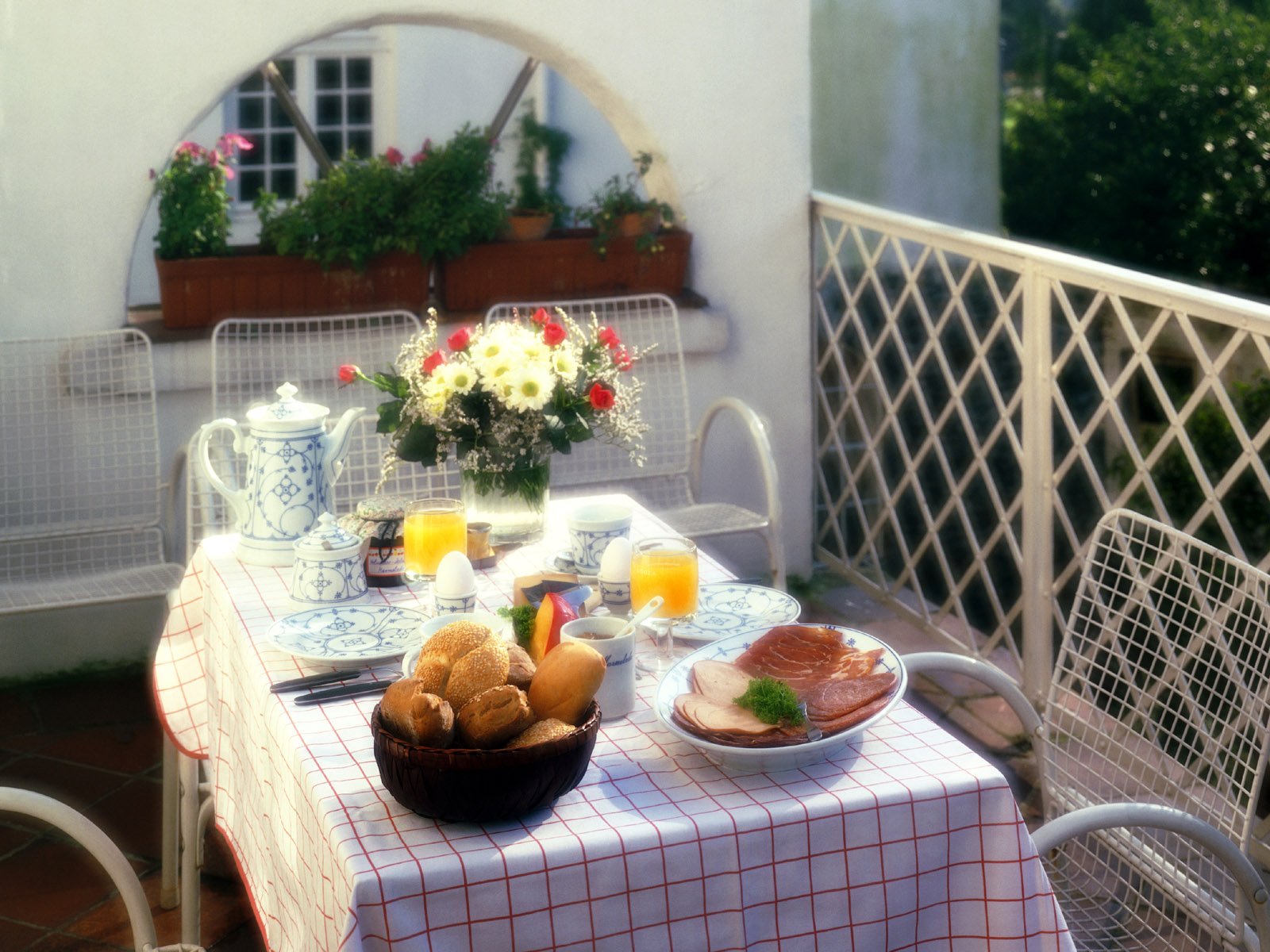 Balcony-Table-Decor Balcony Table Decor