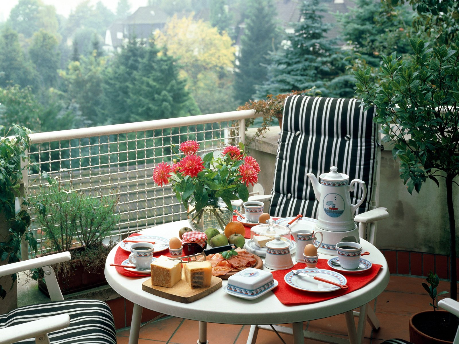 Balcony-Table-Decoraction Balcony Table Decoration