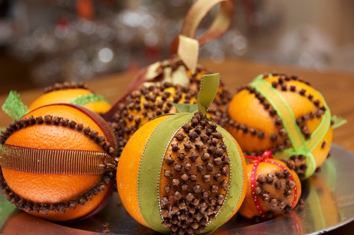 orange-pomanders POMANDERS FOR THE HOLIDAYS