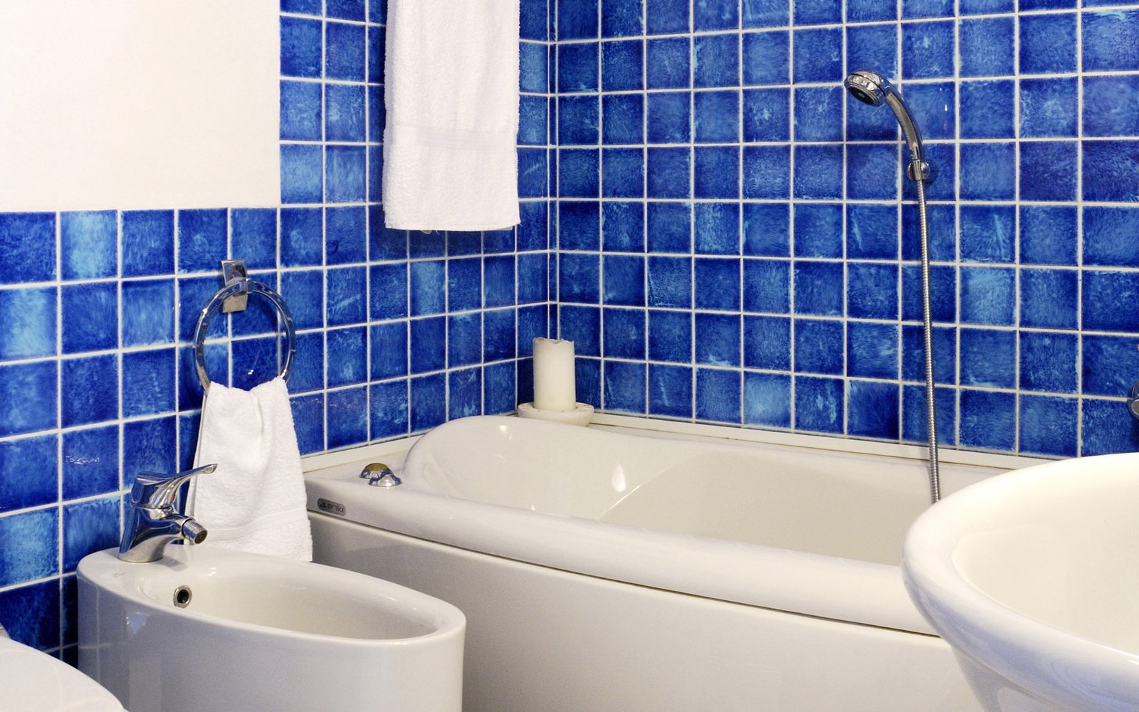 Blue-tiles-Bathroom_bathtub Blue tiles Bathroom bathtub