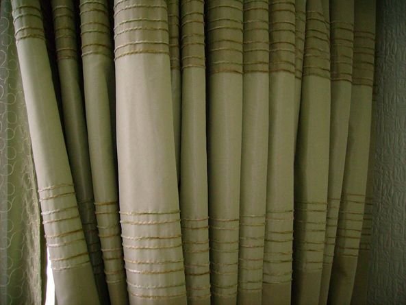 pastel-shade-dining-rrom-curtains Guide to Buying Dining Furniture