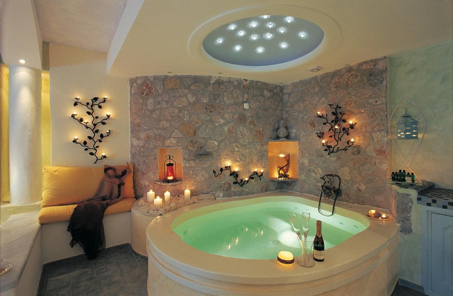jacuzzi-attached-couple-bedroom Romantic bedroom inspiration for new couple