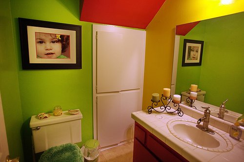 red-and-green-bathroom 10 Best Bathroom Color schemes