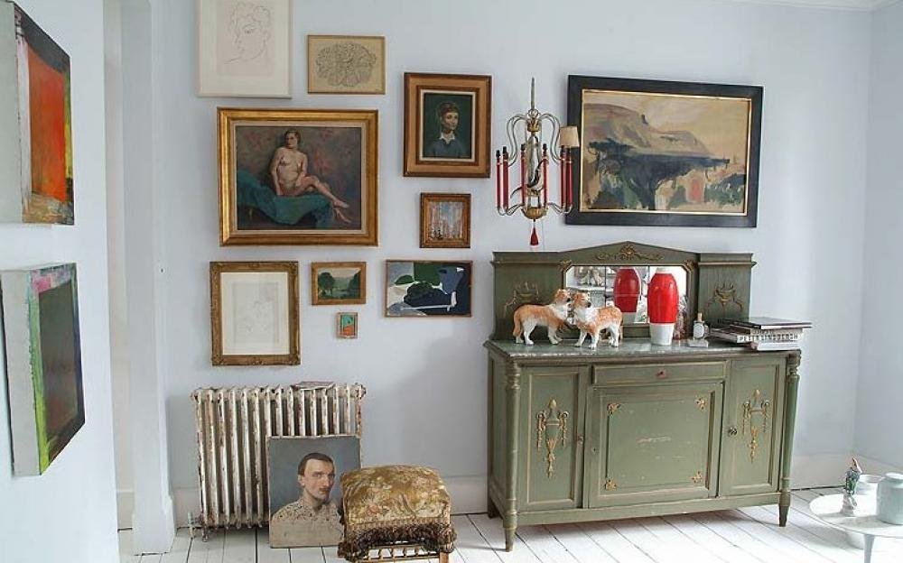 vintage-style-in-georgian-house-interior-with-picture-frame-decor-on-wall-and-classic-furniture How to decor home after marriage