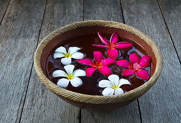 flower_floating_in_bowl How to décor home for Basant Pachmi?